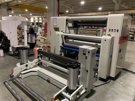 น้ําหนักแม่ม้วนสูงสุด 1200KG กระดาษกระดาษกระดาษ kraft ความเร็วสูง เครื่องตัดและลวดกลับพิเศษ